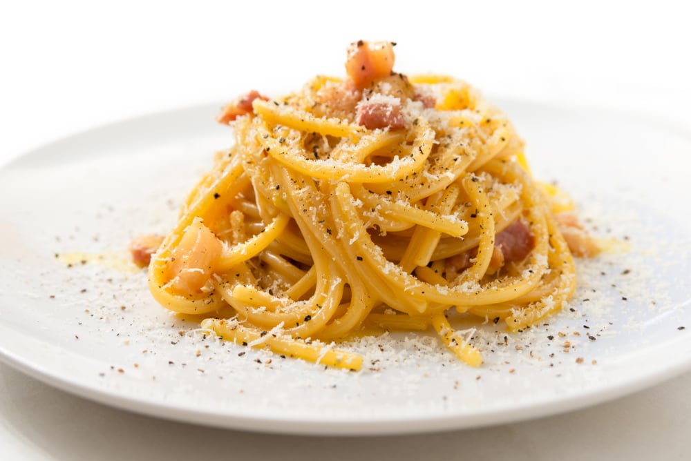 Plato de spaghetti a la carbonara según la receta tradicional romana