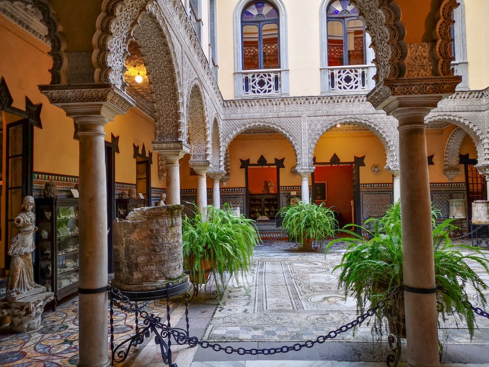 Patio interior con mosaicos y arcos del Palacio de la Condesa de Lebrija, un impresdindible que ver en Sevilla