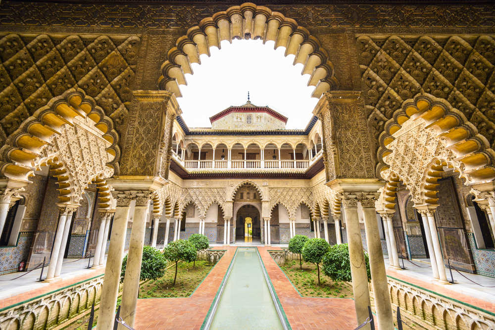 Patio de las Doncellas en el Real Alcazar, el palacio más icónico que ver en Sevilla