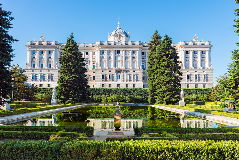 Fachada principal y jardines del Palacio Real de Madrid