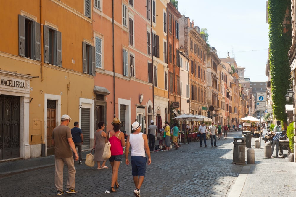 Calles con transeúntes del barrio Borgo Pio entre Roma y Ciudad del Vaticano