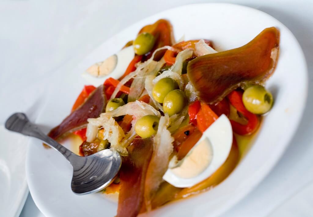 Plato de esgarraet, con bacalao y pimiento asado, tradicional de València