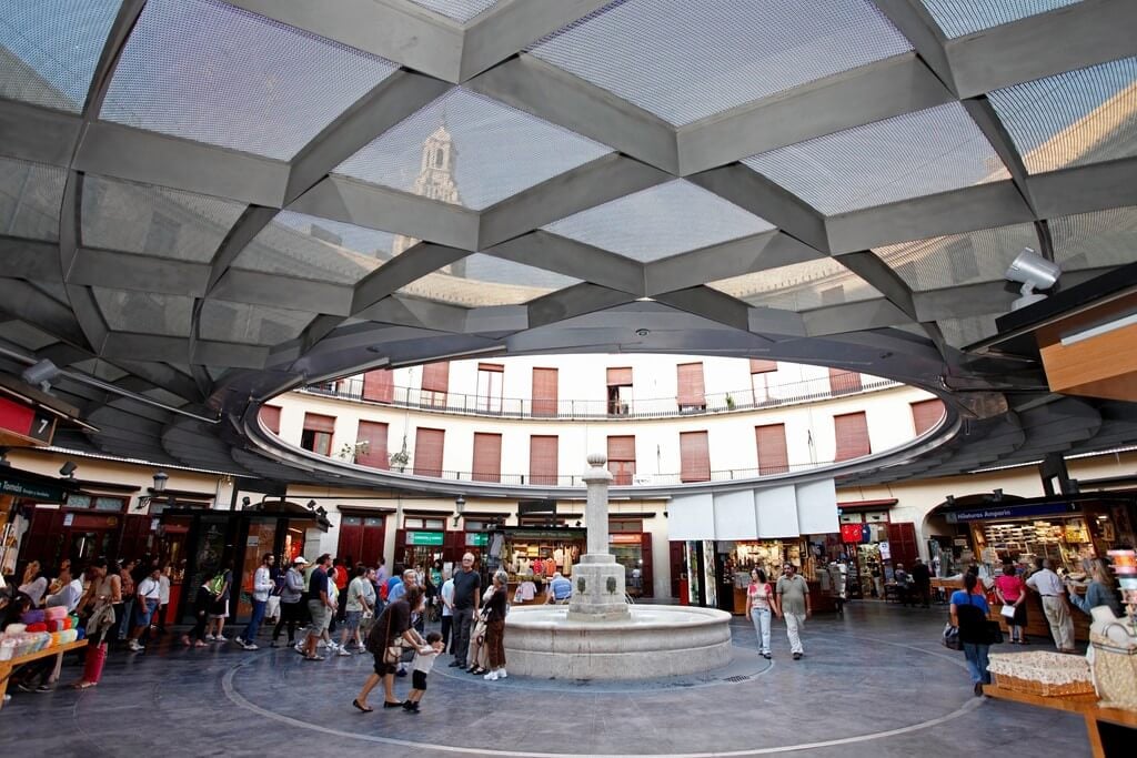Plaza Redona en València, con puestos de productos artesanales como cestería o bordados con bolillos