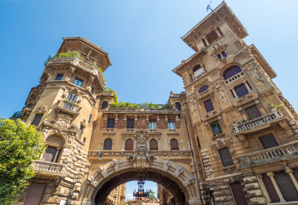 Uno de los palacios principales del Quartiere Coppedè en Roma