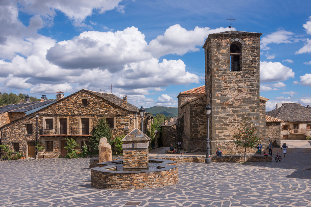 Valverde de los Arroyos arquitectura negra