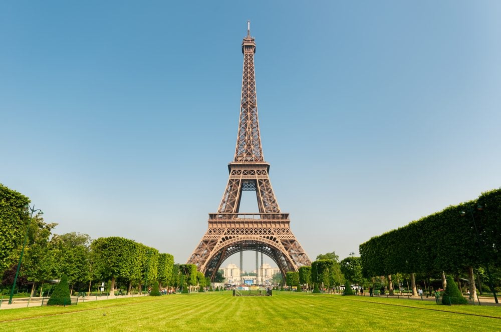 Torre Eiffel en París vista desde los Campos de Marte