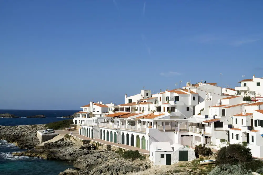 Paseo marítimo y casa blancas en Binibeca Vell o Binibèquer, Menorca, Isla Baleares