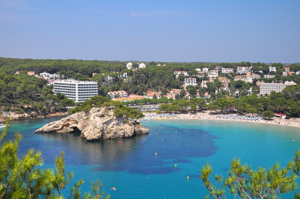 Panorámica de la Cala Galdana con hoteles y servicios turísticos al fondo en Menorca