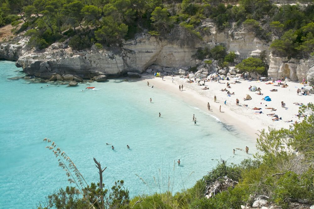 Cala Mitjana con aguas transparentes y arena blanca en Menorca, Baleares