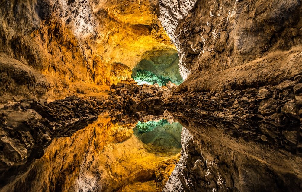 Interior de la Cueva de los Verdes, en un tubo volcánico de Lanzarote, Islas Canarias