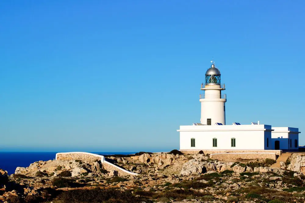 Faro de Cavalleria en el Cabo de Cavalleria al norte de Menorca, Islas Baleares