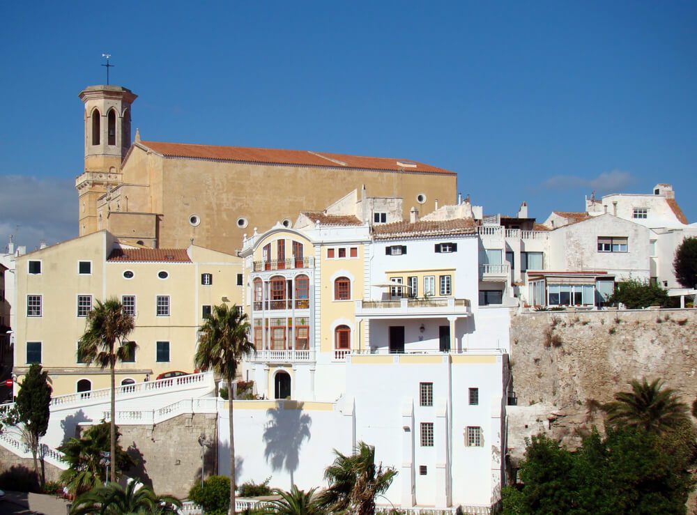 Vistas del centro y de la Església del Carme de Mahón, capital de Menorca