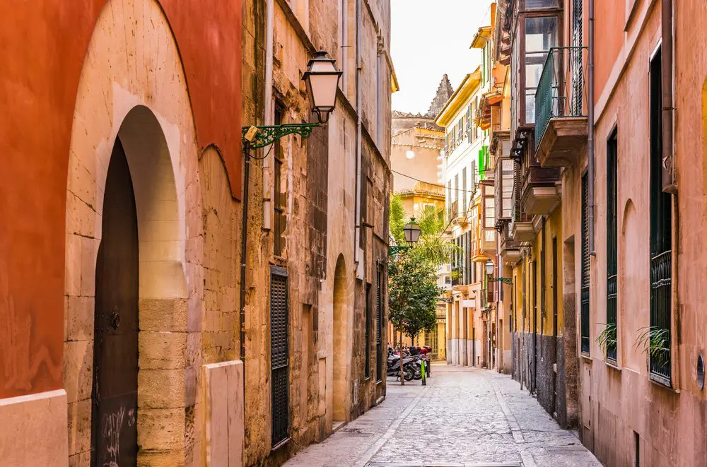 Calle estrecha del casco antiguo de Palma de Mallorca