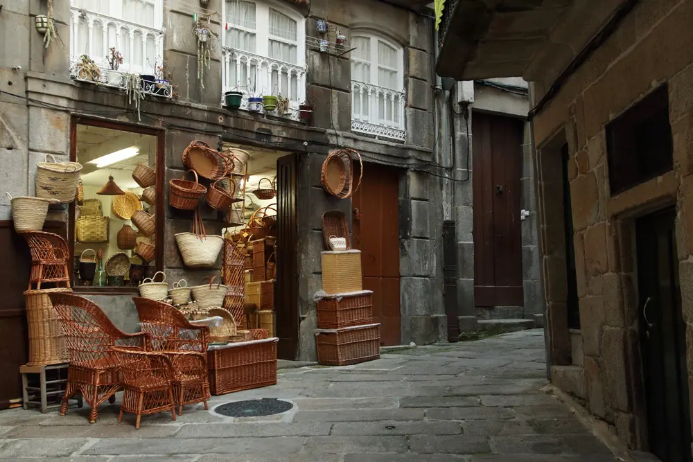 Calle Os Cesteiros en el Casco Vello de Vigo, Galicia