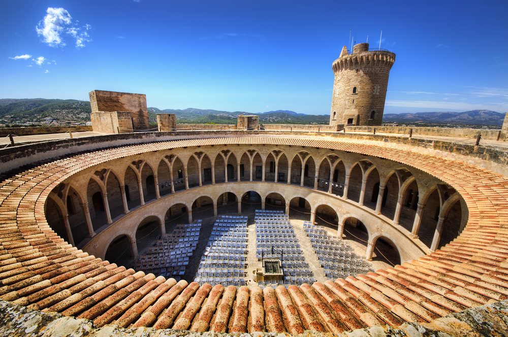 Patio interior circular del Castillo de Bellver en Palma de Mallorca