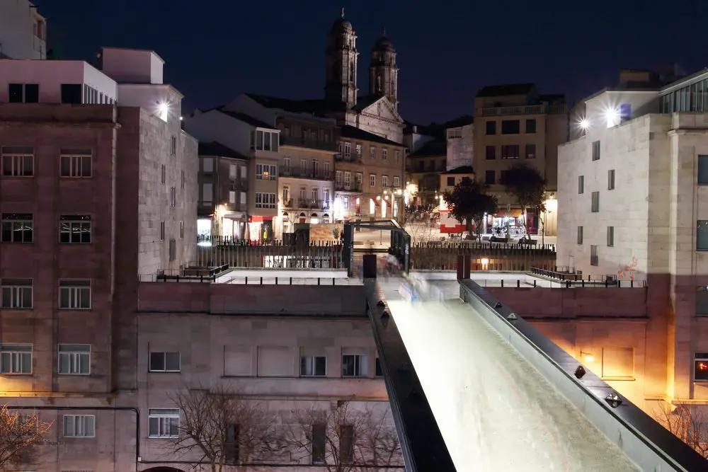 Centro de Vigo de noche con la concatedral de Santa María al fondo