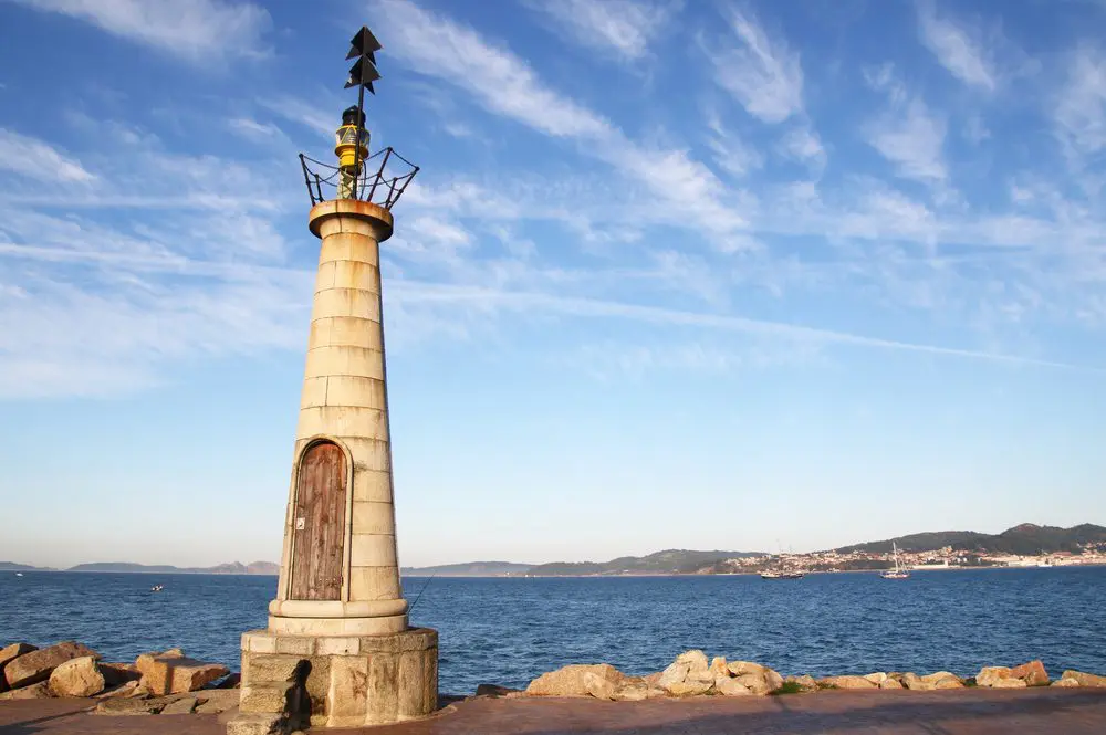 Faro en la playa del Barrio de Bouzas, de las mejores cosas que ver en Vigo