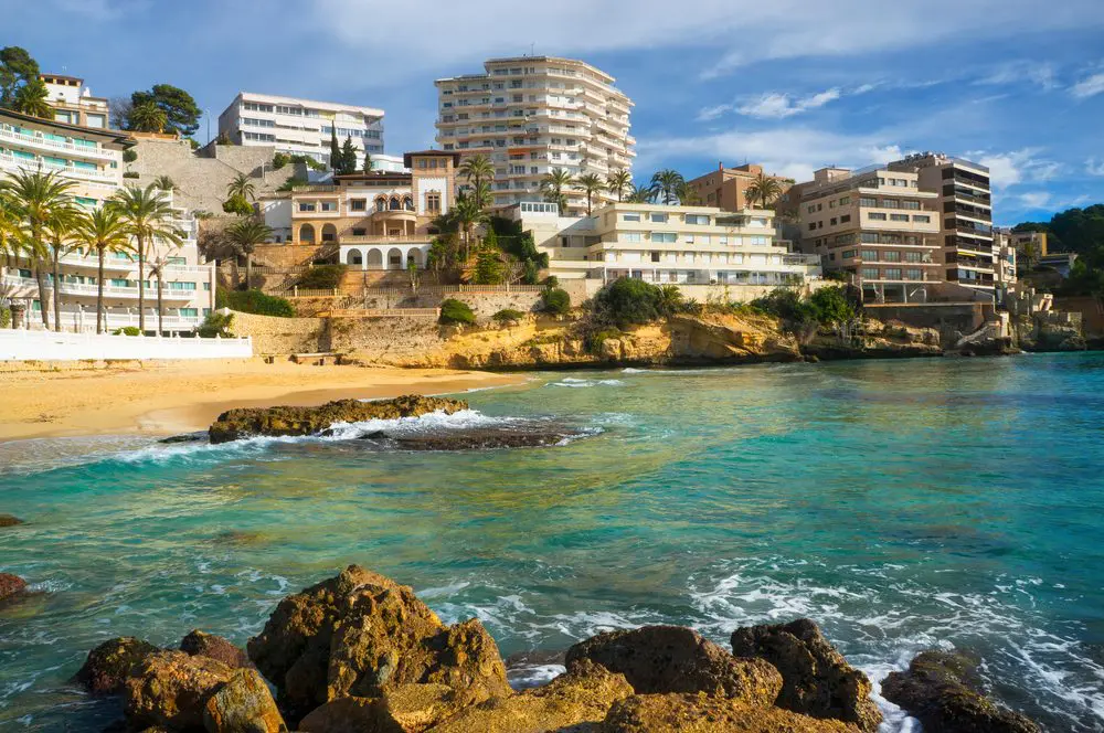 Playa urbana de Palma de Mallorca con edificios al fondo