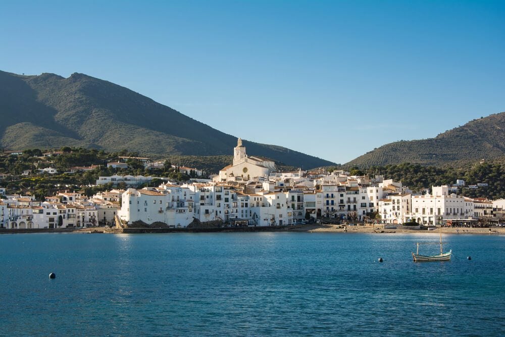 Panorámica de Cadaqués, uno de los pueblos más bonitos de la Costa Brava, en Girona