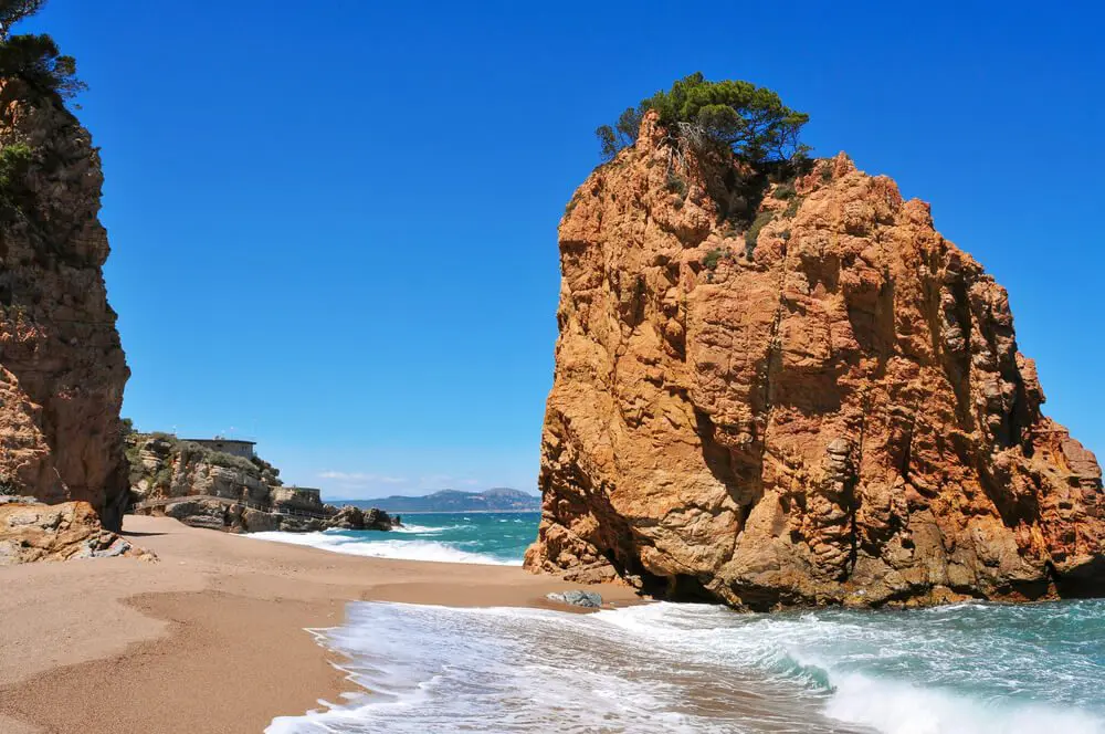 Islote rojizo de la Cala Illa Roja, una de las mejores calas de la Costa Brava situada en Begur, Girona