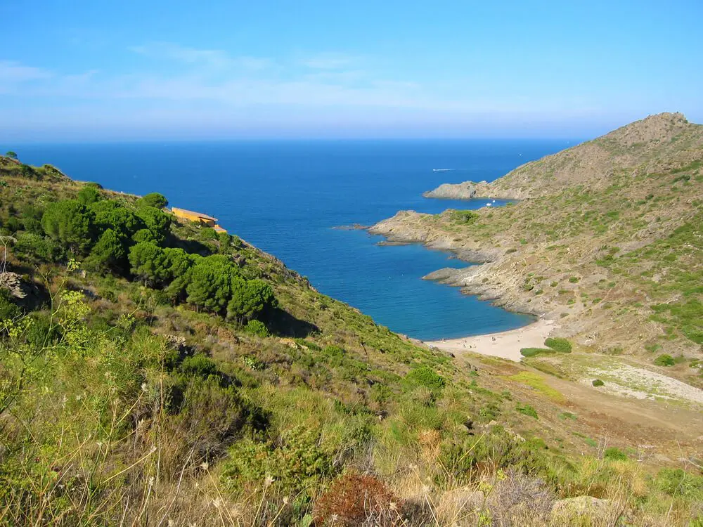 Vista desde la montaña de la Cala Tamariua en El Port de la Selva, Girona