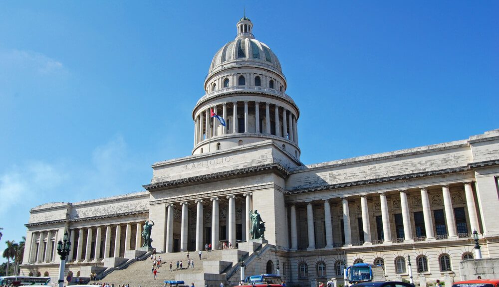 Fachada principal del Capitolio en La Habana, Cuba