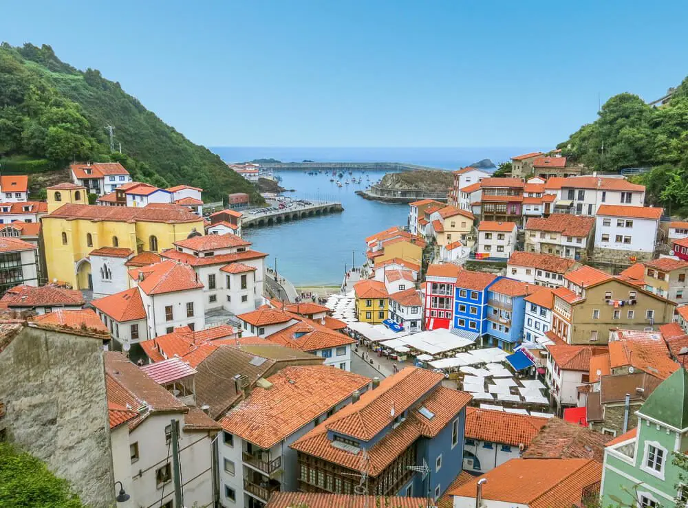 Vistas sobre los tejados de las casas y el puerto de Cudillero, Asturias