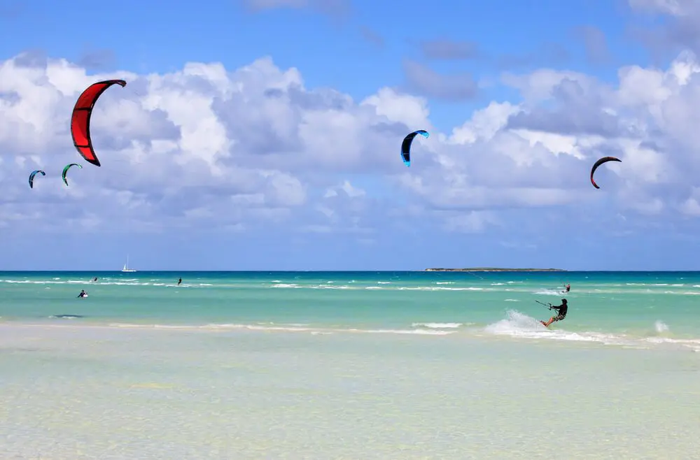 Velas de kitesurf en una playa de Cayo Guillermo, Cuba