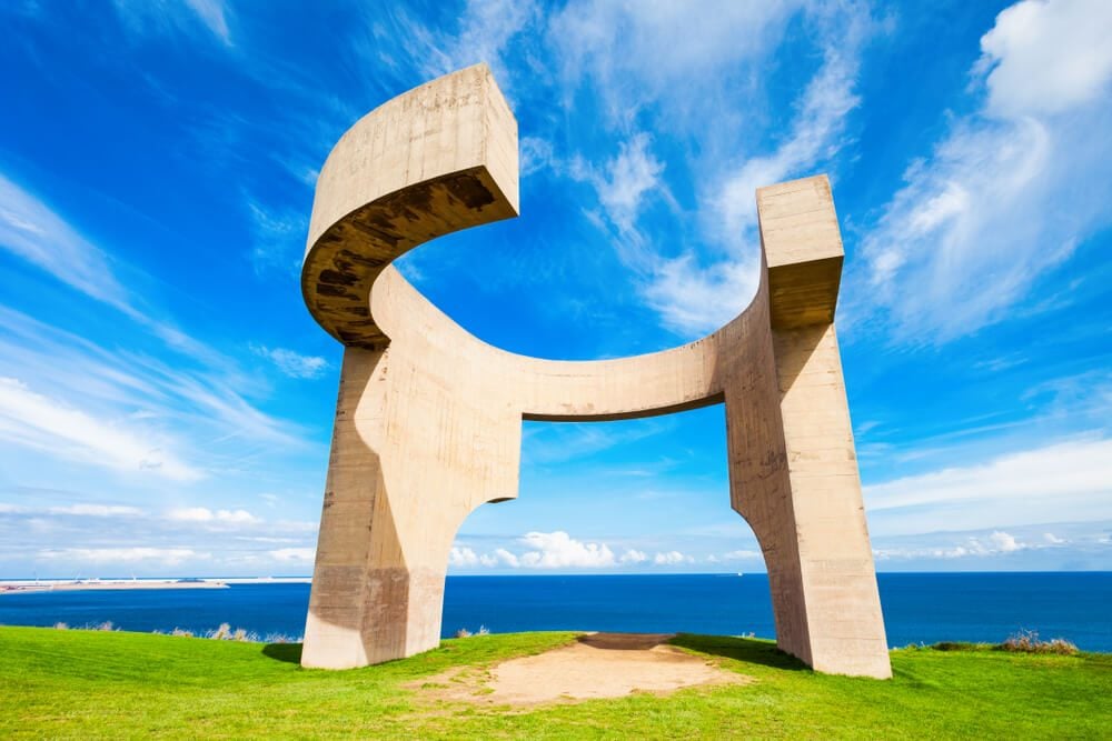 Monumento de hormigón Elogio del Horizonte de Eduardo Chillida en Gijón, Asturias