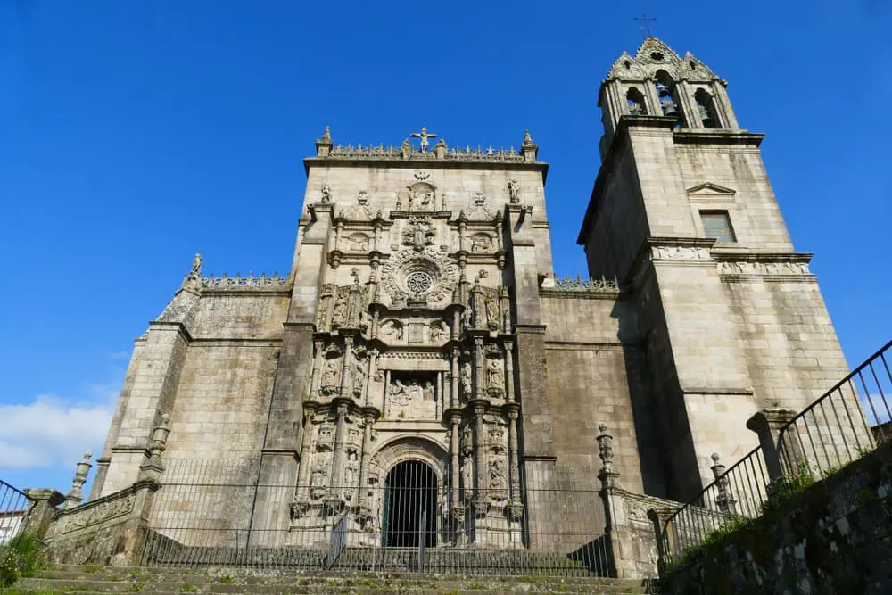 Fachada principal de la Basílica de Santa María la Mayor de Pontevedra, Galicia