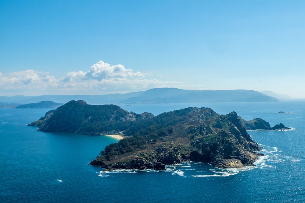 Vista aérea de las Islas Cíes, en el Parque Nacional de las Islas Atlánticas frente a la ría de Vigo, Galicia