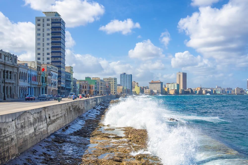 Olas del mar a punto de chocar contra el muro del Malecón Habanero en Cuba