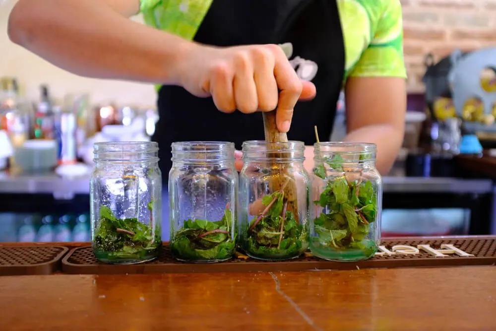 Línea de preparación de mojitos en la Bodeguita del Medio, en la Habana, Cuba