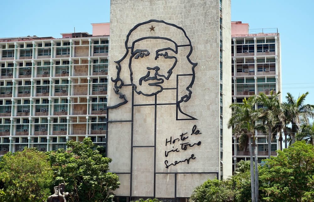 Escultura retrato del Che Guevara en la Plaza de la Revolución de La Habana, Cuba