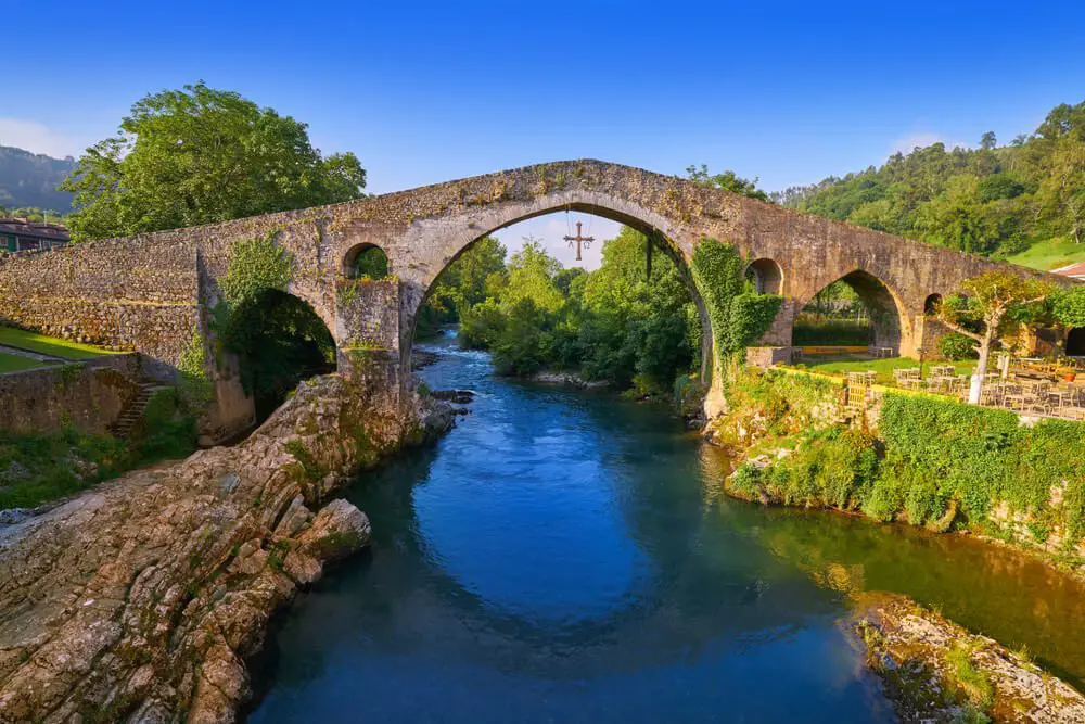 Puento Romano medieval sobre el río Sella en Cangas de Onís, Asturias