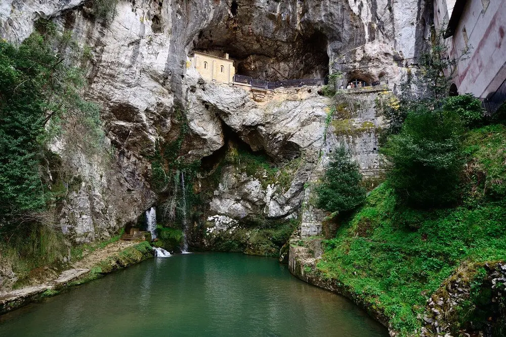 Santa Cueva de Covadonga con capilla y Fuente de los Siete Caños en Asturias