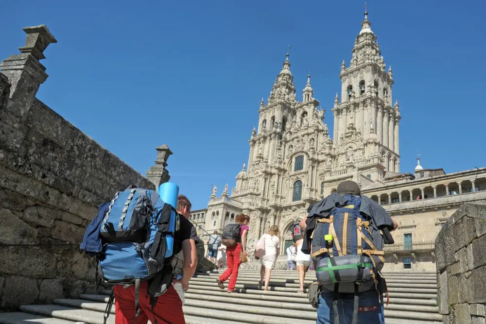 Peregrinos suben las escaleras hacia la catedral de Santiago de Compostela, Galicia