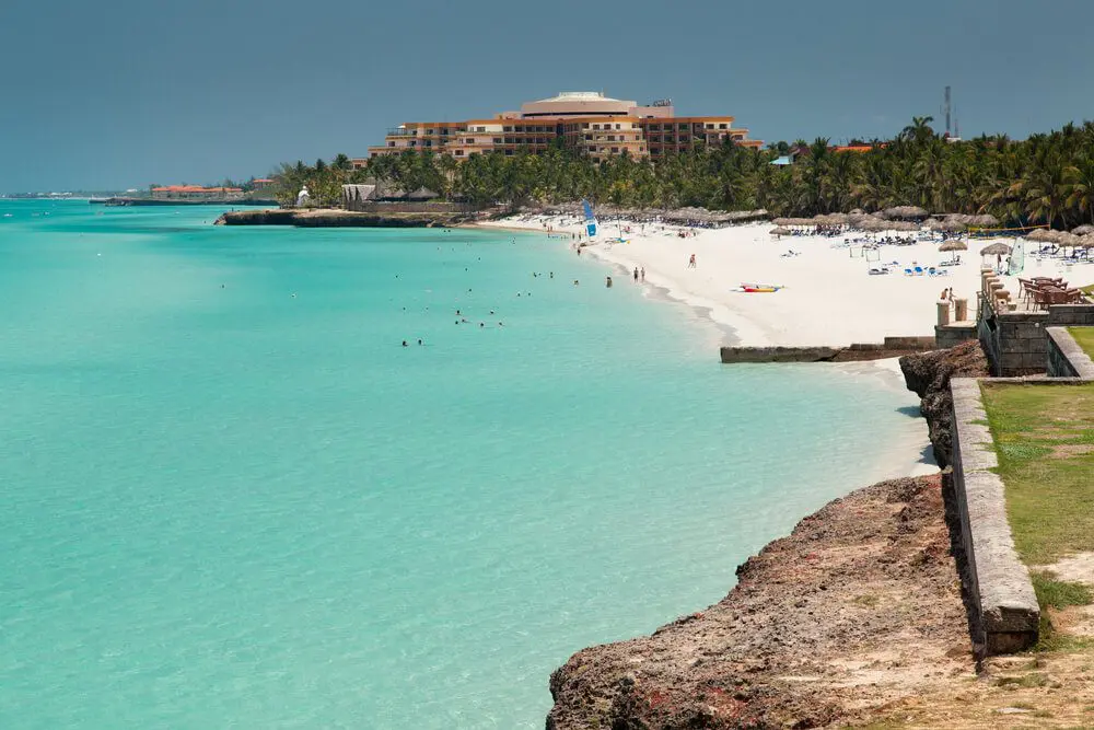 Playa con resort al fondo en Varadero, Cuba