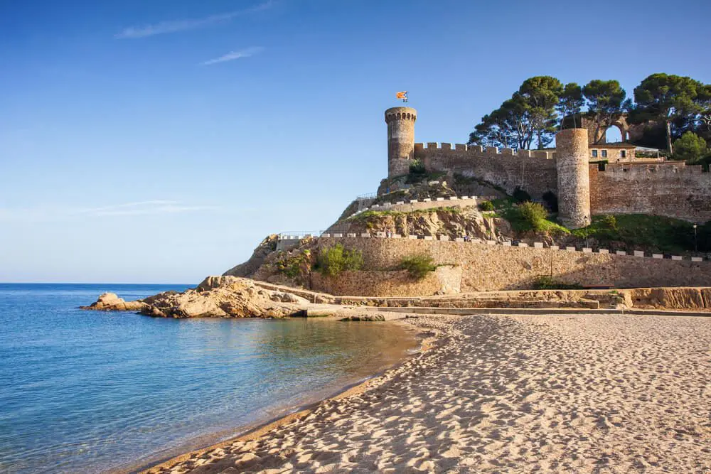 Platja Gran de Tossa de Mar con muralla y Torre al fondo en la Costa Brava, Girona