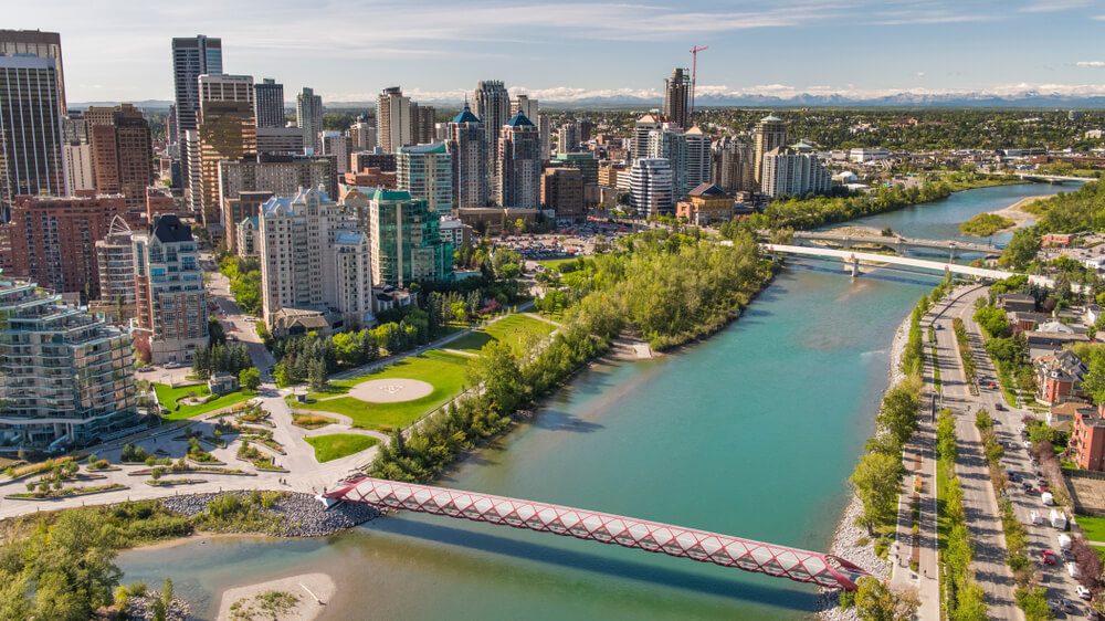 Vista aérea de la ciudad de Calgary, Canadá, con puentes sobre río