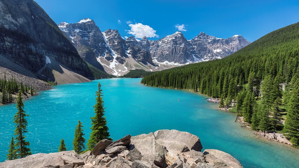 Lago Moraine con el Valle de los Diez Picos dentro del Parque Nacional Banff de las Montañas Rocosas Canadienses