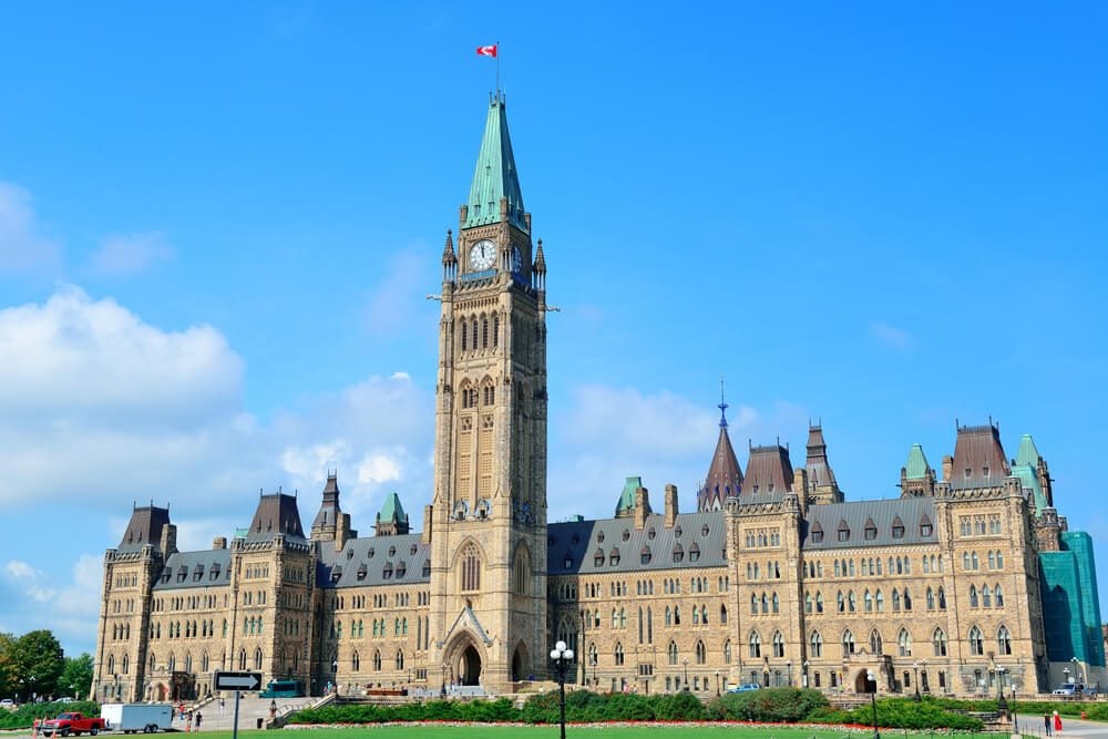 Fachada principal del Parlamento de Canadá en Ottawa con la Torre de la Paz en el centro