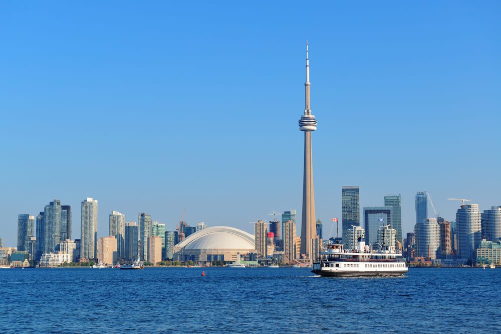 Skyline de Toronto desde el lago Ontario con la CN Tower y otros edificios de la ciudad