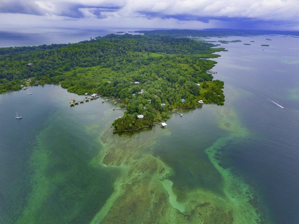 Imagen aérea del archipiélago de Bocas del Toro en Panamá, cerca de Costa Rica