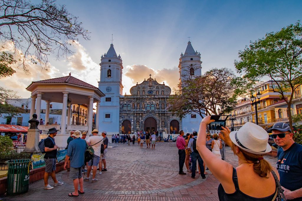 Plaza en el casco antiguo de Ciudad de Panamá con la Catedral Metropolitana en el centro y tuistas haciendo fotos