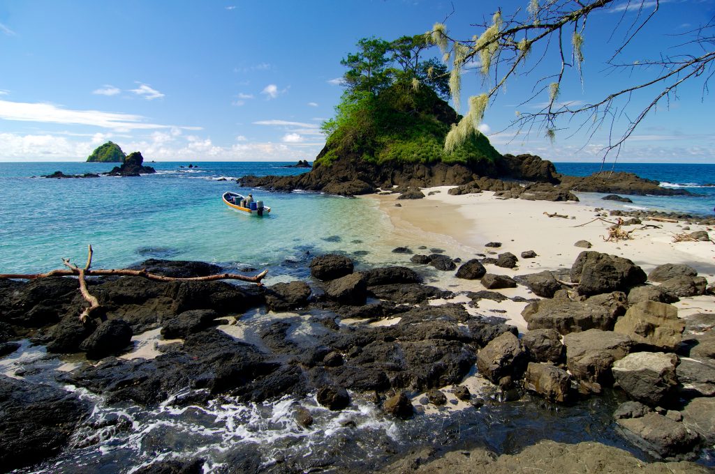 Islote y playa en el Parque Nacional Coiba en Panamá