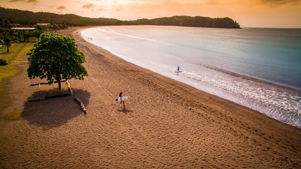 Dos surfistas practican en la Playa Venao, Panamá