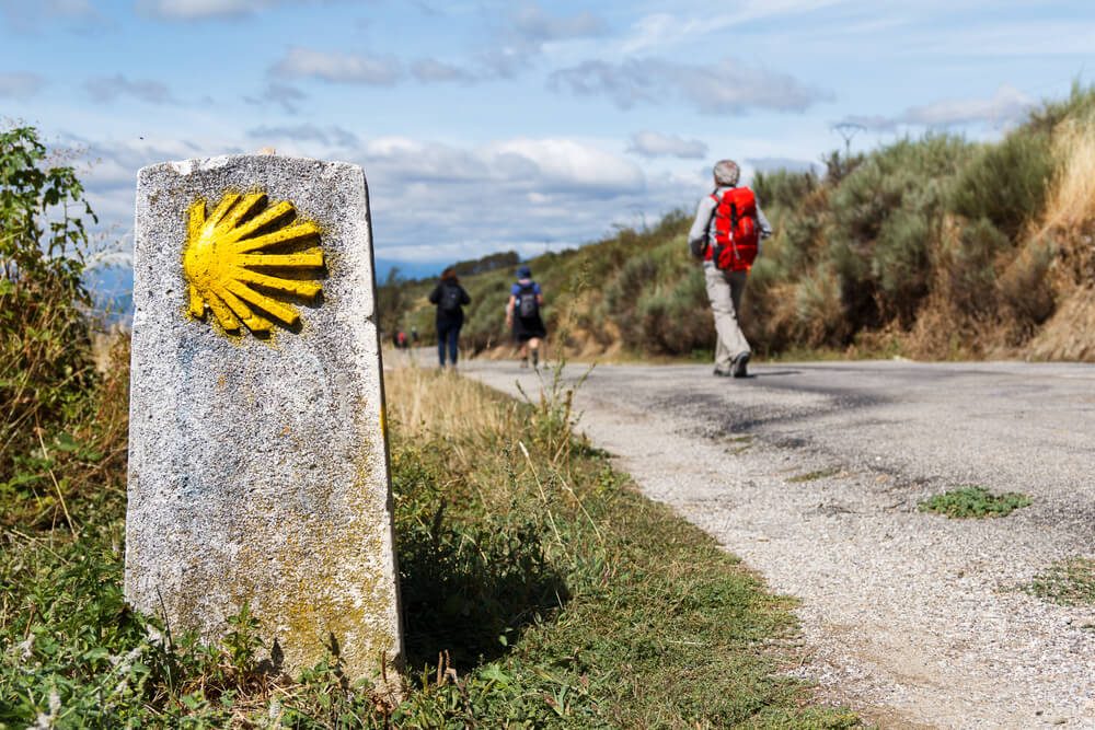 Señalización con concha amarilla que indica el itinerario a los peregrinos del Camino de Santiago
