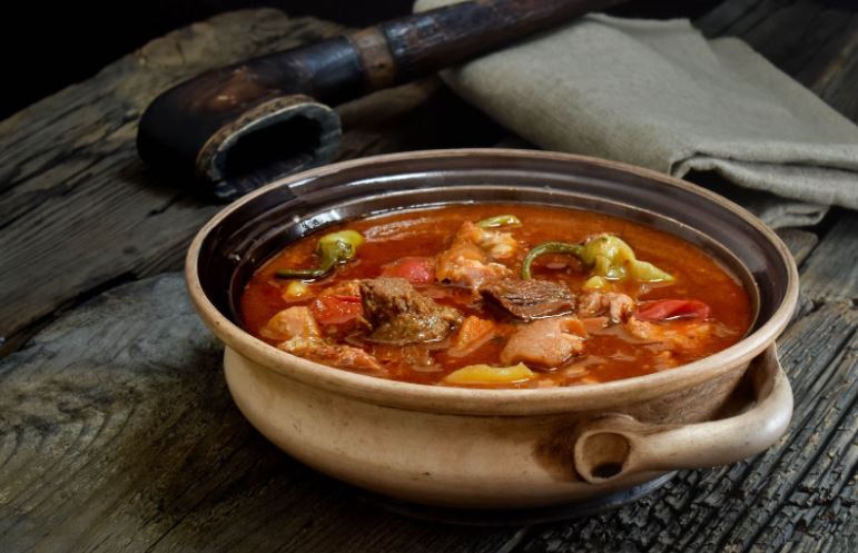 Olla con el plato típico húngaro "goulash"