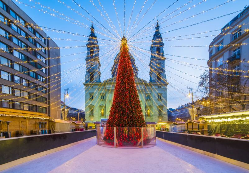 Mercado navideño en Budapest en Navidad en la Plaza de San Esteban con vistas a la Basílica de San Esteban